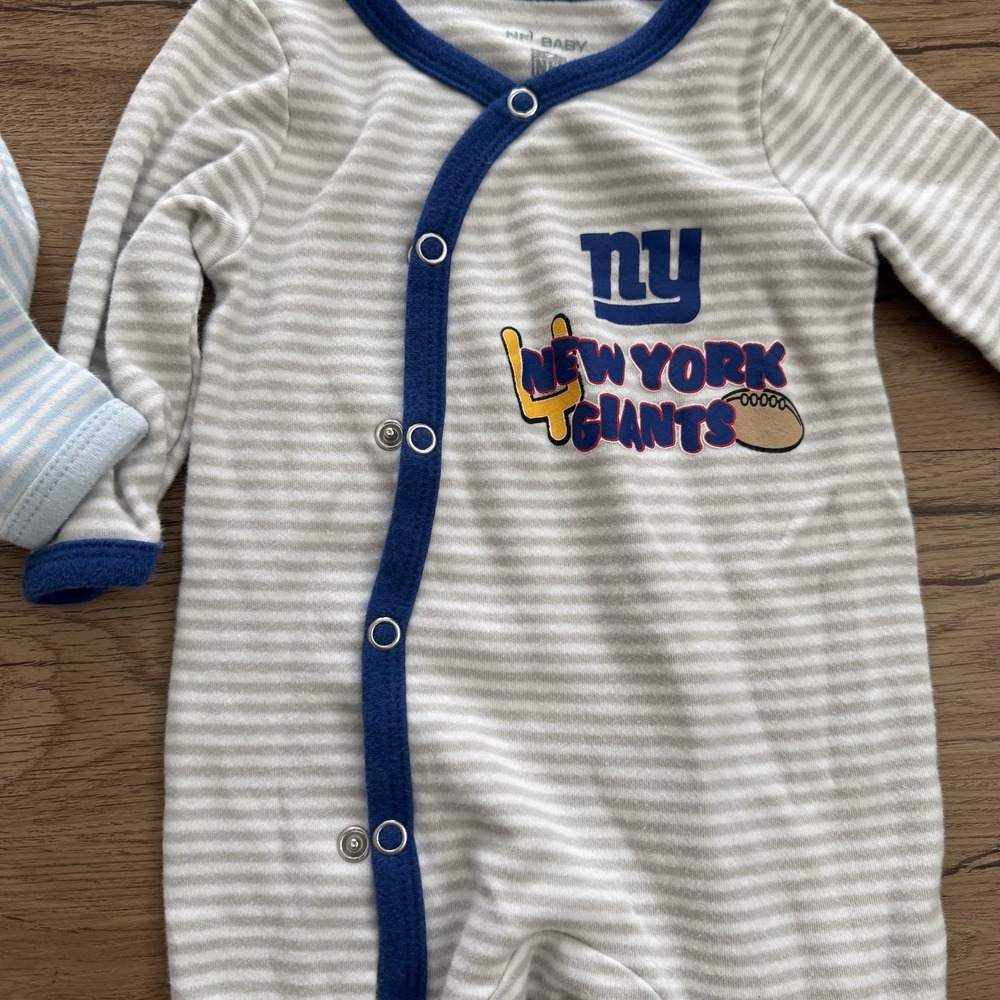 Lot Of 2 New York Giants Baby One Piece Bodysuit NFL Size 3 Months - Picture 5 of 6